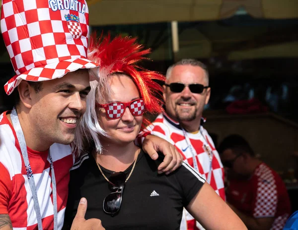 Kaliningrad, Rusya, 16 Haziran 2018. FIFA 2018 dekore ve zarif Hırvat taraftarların Nijerya kendi takım-takım ile futbol maçı için hazırlanıyor. Dünya Kupası 2018 oyunu.
