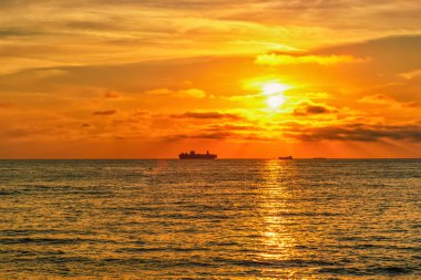 Baltık Denizi güzel bir gün batımı sırasında gemi siluetleri