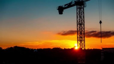 Bir vinç, timelapse arka plan üzerinde olağandışı güzel gün batımı