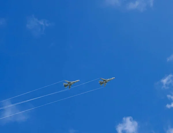 Mavi gökyüzünde uçan iki askeri uçak — Stok fotoğraf