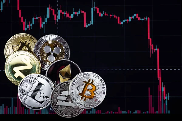 Mynt etherium bitcoin, dash, litecoin, rippel, zcash mot bakgrund av fallande exchange diagram Stockbild