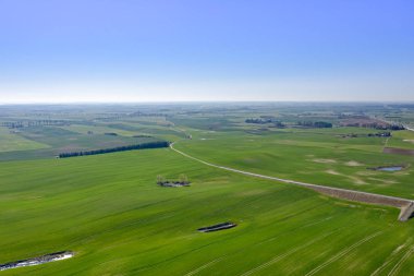 Ufka uzanan yeşil çayır ile güzel havadan manzara manzara. 