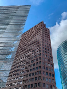 Aşağıdan gökdelenlerin güzel manzarası. Yaz, mavi gökyüzü.