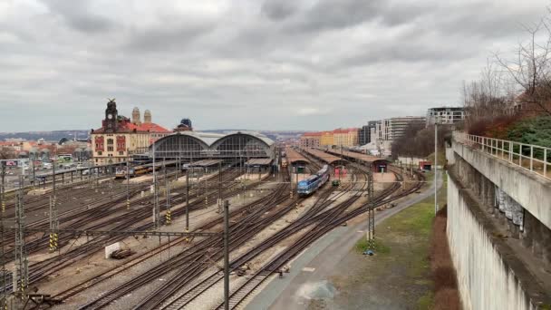 Luchtfoto Van Een Trein Die Het Station Verlaat Praag Tsjechië — Stockvideo