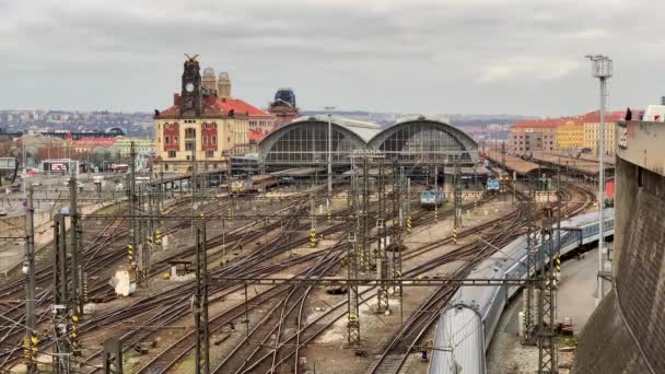 Luftaufnahmen Eines Zuges Der Sich Dem Bahnhof Prag Nähert Sehen — Stockvideo