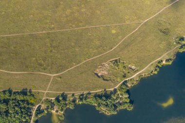 Rezervuarın tepesinden ve toprak yolların olduğu çayırdan bak. İHA 'dan fotoğraf..