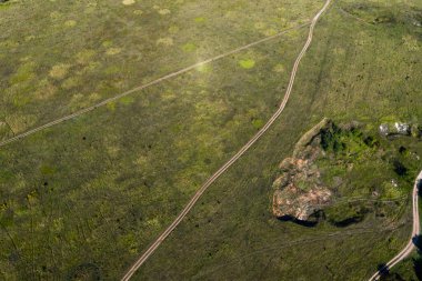 Tepeden manzara, çayırı geçen asfaltsız bir yol gibi. İnsansız hava aracı ile vuruldu.. 