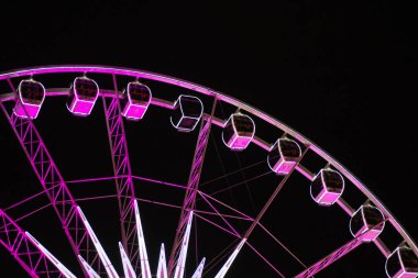 Geceleri dönme dolabın güzel manzarası. Yüksek dönme dolabın gece aydınlanması.