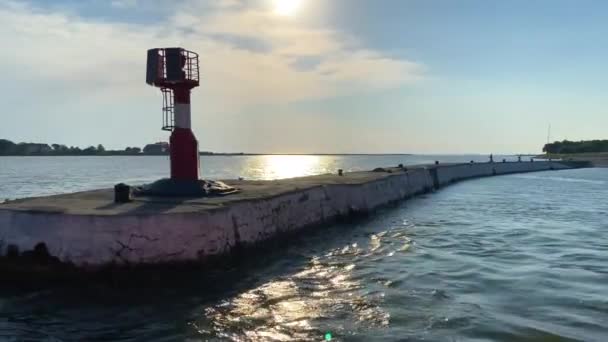Выход из залива в открытые воды на лодке. — стоковое видео