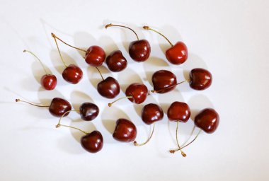 Tatlı kiraz çilek beyaz bir arka plan üzerinde