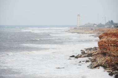 Bir fırtına sırasında bir deniz feneri