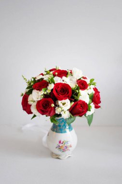 Masanın üzerinde bir vazoda düğün buketi