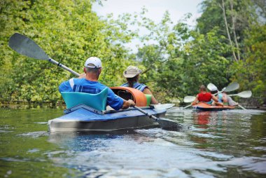 İnsanlar kano bir nehir