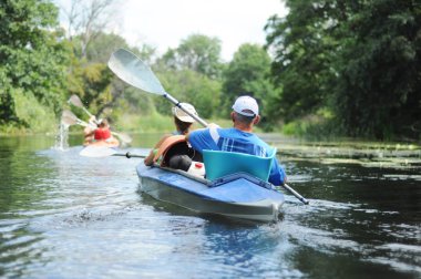 İnsanlar kano bir nehir