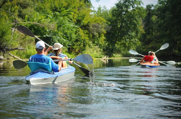 İnsanlar kano bir nehir
