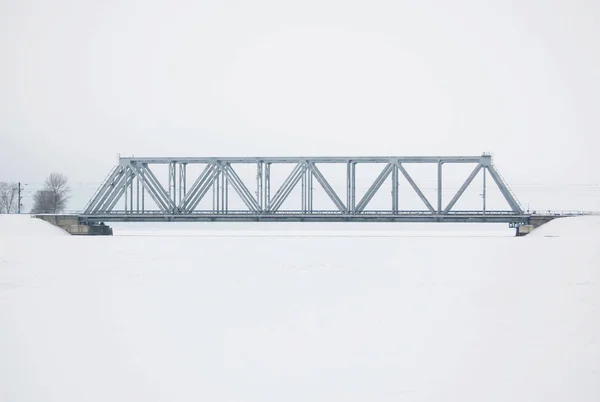 Demiryolu köprü Nehri üzerinde kış bulutlu gökyüzü arka planı