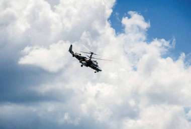 Askeri helikopter ka-52 gökyüzünde