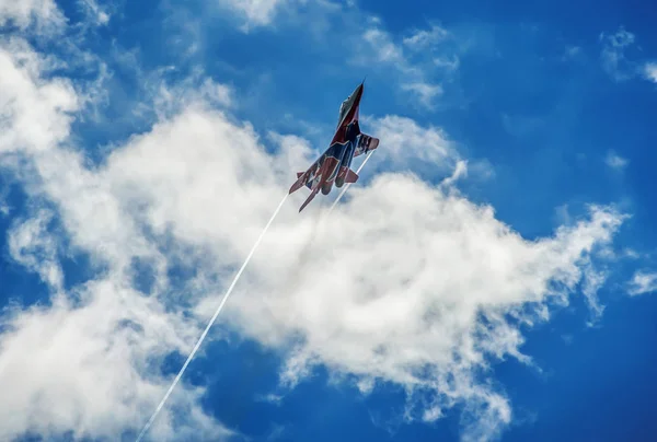 Su-27 askeri uçak gökyüzünde