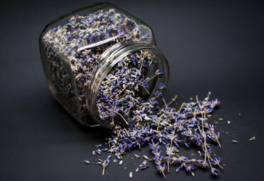 Bir cam kavanoza kurutulmuş lavanta