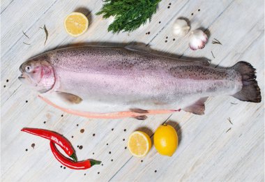 Masada limon ve baharatlar ile büyük taze alabalıklar