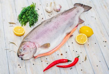 Masada limon ve baharatlar ile büyük taze alabalıklar