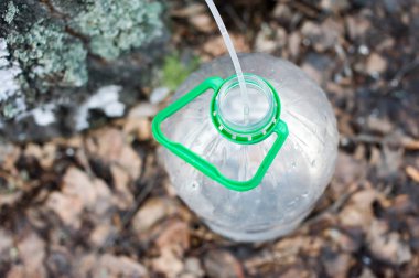 Huş ağacı sap damlalık ile toplamak