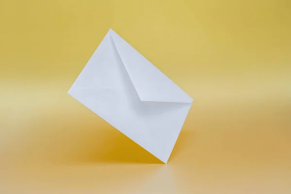 Tek Renkli Arka Planda Boş Beyaz Kağıt Zarf — Stok fotoğraf