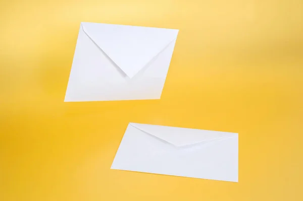Twee Witte Papieren Enveloppen Een Effen Achtergrond — Stockfoto