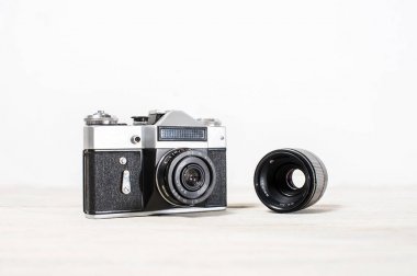 Beyaz arka planda eski retro kamera ve lens
