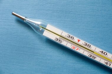 Termometre yüksek sıcaklık yakın çekim gösterir