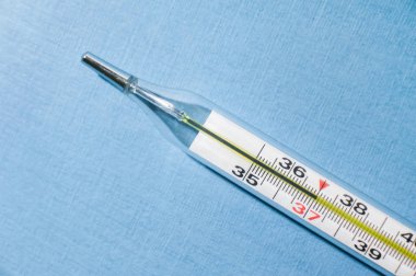 Termometre yüksek sıcaklık yakın çekim gösterir