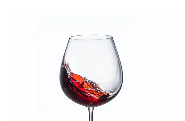 Spritzender Rotwein Einem Glas Auf Weißem Hintergrund — Stockfoto