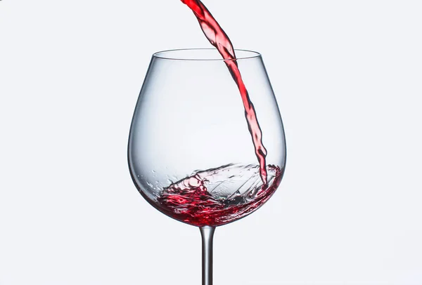 Despejando Vinho Tinto Copo Com Salpicos — Fotografia de Stock