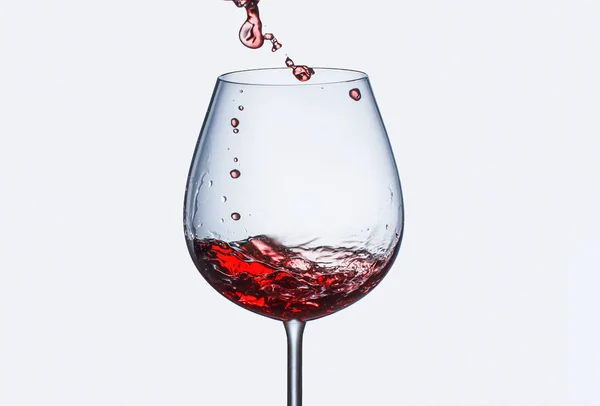 Rotwein Ein Glas Mit Spritzern Gießen — Stockfoto