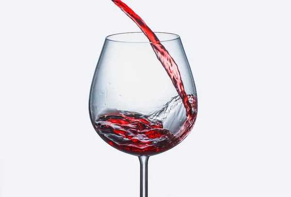 Rotwein Ein Glas Mit Spritzern Gießen — Stockfoto