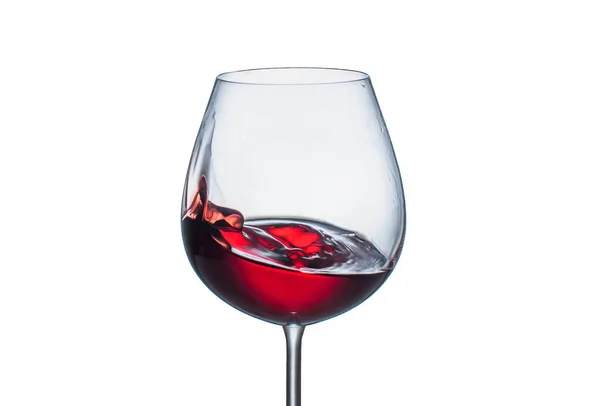 Spritzender Rotwein Einem Glaskelch Auf Weißem Hintergrund — Stockfoto