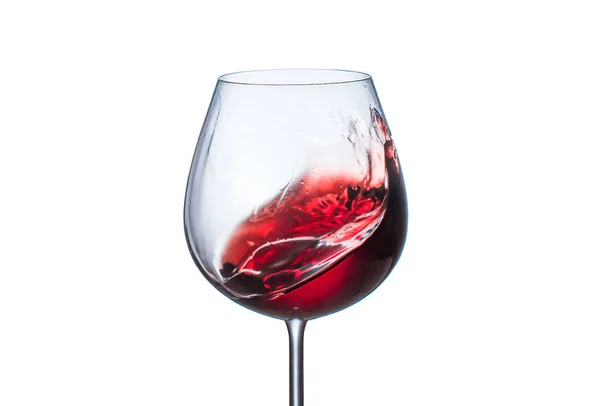 Spritzender Rotwein Einem Glaskelch Auf Weißem Hintergrund — Stockfoto