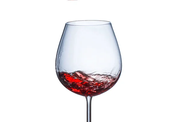 Spritzender Rotwein Einem Glaskelch Auf Weißem Hintergrund — Stockfoto