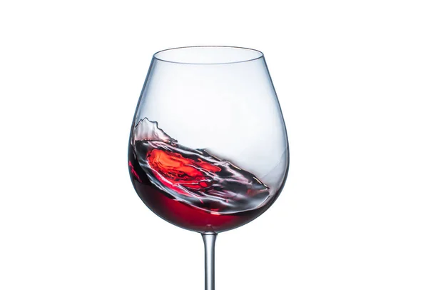 Spritzender Rotwein Einem Glaskelch Auf Weißem Hintergrund — Stockfoto