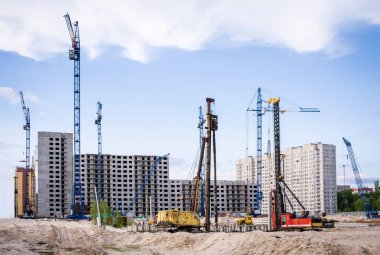 Yeni ev, vakıf ve inşaat vinçlerinin inşaatı