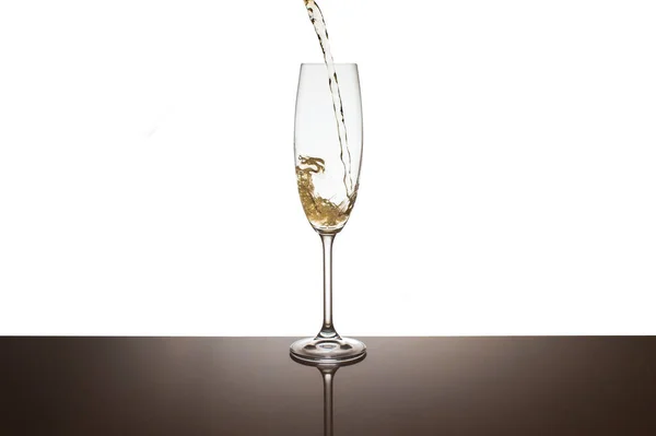 Champagne Wordt Glazen Gegoten Een Witte Achtergrond — Stockfoto