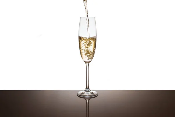 Şampanya Beyaz Bir Arka Plan Üzerinde Gözlük Içine Dökülür — Stok fotoğraf