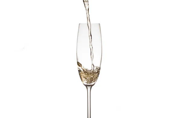 シャンパンは白い背景にグラスに注ぐ — ストック写真