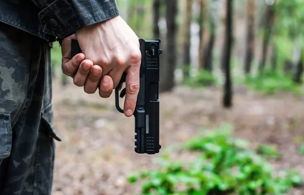 Hombre Con Ropa Militar Sosteniendo Arma Apuntando Hacia Abajo — Foto de Stock