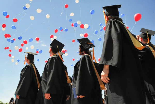 Laureati Vesti Nere Contro Cielo Palloncini — Foto Stock