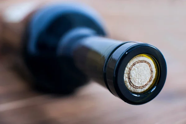 Una Botella Cerrada Vino Con Corcho Encuentra Una Mesa Madera — Foto de Stock