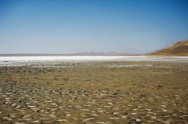 Tuz gölünün kıyısında kuraklık