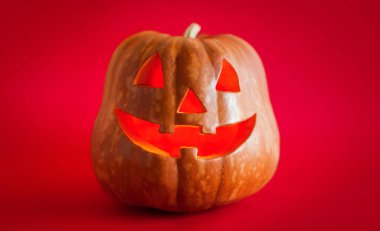 Cadılar bayramının kırmızı arka planında yanan mumlarla sembolü. Orta çerçeve