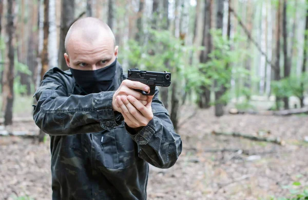 Hombre Con Ropa Militar Oscura Una Máscara Apunta Desde Arma — Foto de Stock