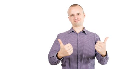 Gömlekli genç adam gülümsüyor ve baş parmağını kaldırıyor. Jest sınıfı. Beyaz arka planda izole edilmiş. Boşluğu kopyala
